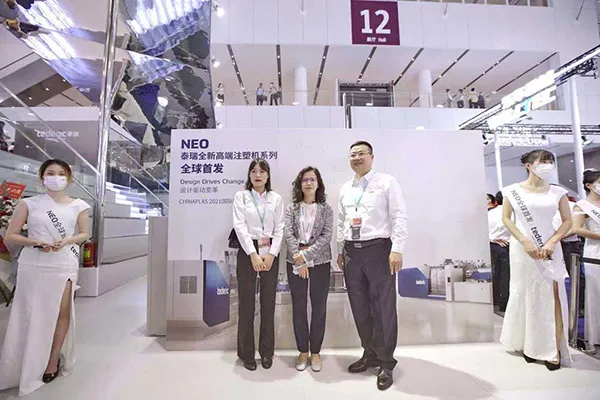 Terry Zheng、Ms. Zheng took photos with Mrs. Liang (general manager, Adsale Publishing Ltd.),